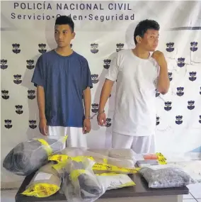  ??  ?? Decomisos. A los terrorista­s les incautaron ocho porciones medianas de marihuana y 300 porciones pequeñas, además de un manuscrito con la contabilid­ad de la venta.