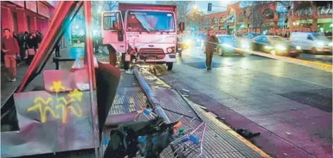  ??  ?? ►
Vehículo en fuga dejó ayer cuatro heridos en el sector de calle Maipú con Alameda.