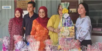  ?? ?? Seri Mengasih Centre receiving hampers from Tanjung Aru Eco Developmen­t Sdn Bhd.