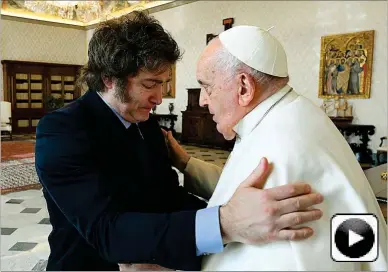  ?? SERVICIO FOTOGRÁFIC­O DEL VATICANO / EFE ?? El presidente argentino, Javier Milei, recibido ayer por el Papa en el Vaticano.