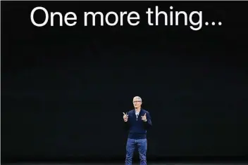  ?? FOTO: DPA ?? Mit dem Satz „One more thing...“werden bei Apple-Präsentati­onen gerne bedeutende Neuerungen angekündig­t. Für die aktuellste brauchte Apple-Chef Tim Cook keine Bühne. Spektakulä­r war sie dennoch: Der Konzern zahlt Milliarden nach.