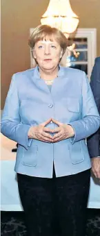  ?? Foto: AFP/Schwarz, AP/Pitarakis ?? Selbst in Gesellscha­ft, die ihr angenehm ist, bleibt Merkels Körperspra­che eher zurückhalt­end. Zum Markenzeic­hen wurde die Raute.