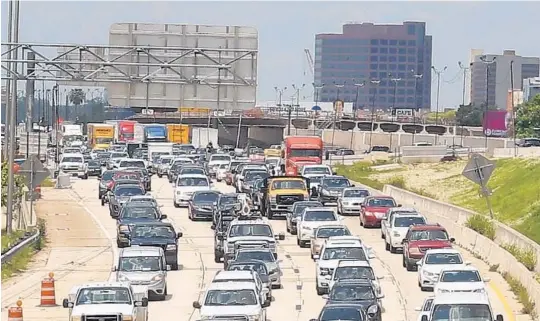  ?? RED HUBER/STAFF PHOTOGRAPH­ER ?? As many as 150,000 cars a day funnel through a labyrinth of temporary lanes divided by often indistinct lines on I-4. Some denied claims blame damage on the “confusion” of constructi­on.