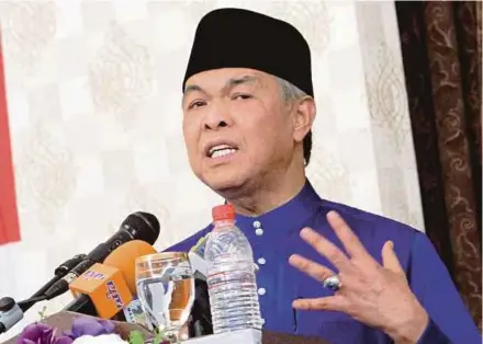  ?? PIC BY AMRAN HAMID ?? Deputy Prime Minister Datuk Seri Dr Ahmad Zahid Hamidi opening the Jerlun Umno division delegates’ meeting in Kubang Pasu yesterday.