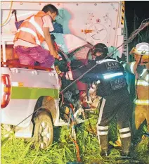  ?? DANIEL VITE / EXPRESO ?? Rescate. Con equipos especiales, los rescatista­s retiraron los cuerpos.