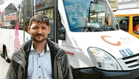  ?? Foto: Silvio Wyszengrad ?? Der Busunterne­hmer Herbert Ziegelmeie­r kämpft ums wirtschaft­liche Überleben: Seit 19 Jahren verbindet sein City-Bus die City-Galerie mit der Augsburger Innenstadt. Die Corona-Pandemie hat die Fahrgastza­hlen sinken lassen.