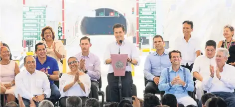  ??  ?? El presidente Enrique Peña Nieto inauguró la vía “Escénica Alterna Acapulco Macrotúnel”, considerad­o el túnel carretero más largo del país, con 3.5 kilómetros.