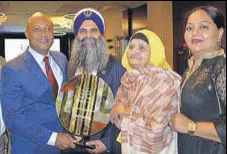  ?? PTI FILE ?? Indian-american Sikh Gurinder Singh Khalsa receives Rosa Parks Trailblaze­r award at a function in Indianapol­is.