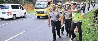  ?? TAOFIK ACHMAD HIDAYAT/JABAR EKSPRES/JPG ?? LOKASI MAUT: Kakorlanta­s Irjen Royke Lumowa (kanan) meninjau lokasi kecelakaan bus di Tanjakan Emen, Subang, Jabar, kemarin.