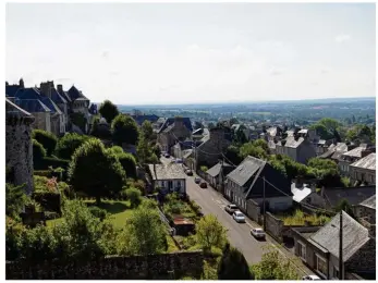  ??  ?? Un cheminemen­t piétonnier sera aménagé dans la rue des Fossés Plisson pour permettre aux usagers d’avoir une vue sur les tours et les murs d’enceinte de la cité médiévale (photo d’archives).