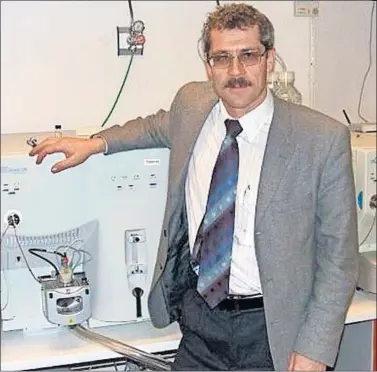  ??  ?? Grigory Rodchenkov, en el laboratori­o de Moscú antes de exiliarse en Estados Unidos en 2015.