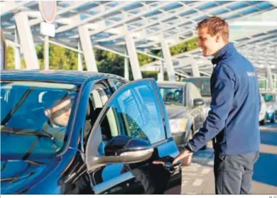  ?? M. G. ?? Un aparcacoch­es de Blue Valet recibe a un cliente en un aeropuerto.