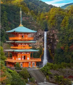 ??  ?? ABOVE LEFT
Pagoda of Seiganto-ji Temple at Nachi-Katsuura with Nachi
Falls behind