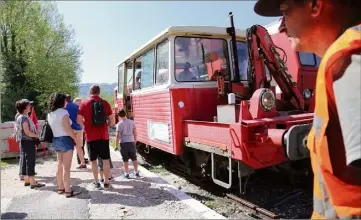  ?? (Photos Hélène Dos Santos) ?? L’associatio­n du train touristiqu­e du centre Var propose des trajets dans des machines anciennes, comme des draisines, plusieurs fois dans l’année.