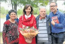  ??  ?? Colette et Marcel avec Sandrine Floureusse­s et Gilles Charlas