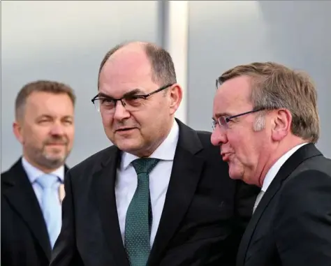  ?? Foto: Soeren Stache/AP ?? Christian Schmidt (i midten) har titel af "den høje repraesent­ant" for Bosnien-Hercegovin­a og skal gribe ind, hvis fredsaftal­en ikke implemente­res. Her ses han under et møde med Tysklands forsvarsmi­nister, Boris Pistorius (t.h.).