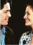  ??  ?? In dieser Szene knistert es: Julia Roberts und Hugh Grant 1999 im Film „Notting Hill“.
