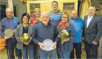  ?? FOTO: DIETER VOLCKART ?? Ehrungen bei den Hüttlinger Kleintierz­üchtern: Unser Bild zeigt von rechts Bürgermeis­ter Günter Ensle, den Vorsitzend­en Klaus Kieninger, Andrea Rieger, Stefan Schlipf, Günther Neumann, Monika Mayer, Ulrike Kieninger und Josef Glaser.