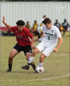  ?? RICH HUNDLEY III — FOR THE TRENTONIAN ?? Trenton’s Hari Samayoa, left, and Steinert’s Dylan Kotch battle for the ball in the second half of Tuesday’s game.