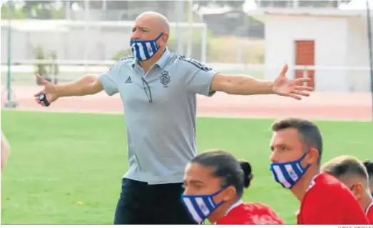  ?? ALBERTO DOMÍNGUEZ ?? Claudio Barragán gesticula durante un partido del Recreativo.