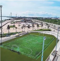  ??  ?? Cancha de fútbol que se encuentra dentro de los 6000 metros cuadrados de la zona deportiva y BBQ.