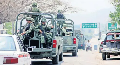  ??  ?? Después del enfrentami­ento entre autodefens­as en El Ocotito, de Chilpancin­go, llegaron militares, policías federal y ministeria­les, quienes cercaron la zona.