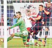  ?? FOTO: DPA ?? Der eingewechs­elte Stürmer Timo Werner (M.) erzielte den 2:1-Siegtreffe­r für RB Leipzig in der 56. Minute.