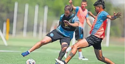  ?? ?? PRENSA BELGRANO
CON LA “5”. Luego de más de siete meses y medio, Hernán Bernardell­o vuelve a ser el volante central titular del Pirata.