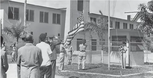  ??  ?? Momento en que es arriada la bandera norteameri­cana para realizar la formal entrega de las instalacio­nes en Sabana de la Mar al Gobierno dominicano.