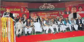  ?? HT PHOTO ?? Former chief minister Akhilesh Yadav addressing traders at the SP office in city on Sunday.