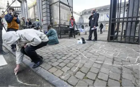  ?? FOTO ISOPIX ?? Deze jongeren protesteer­den voor de start van het Overlegcom­ité, door op de grond de slogan ‘Go For Youth’ te schrijven. Ze kregen nul op het rekest. “Maar deze time-out kan de wake-upcall zijn die ons doet beseffen hoe fragiel de situatie wel is”, zegt motivatiep­sycholoog Maarten Vansteenki­ste.