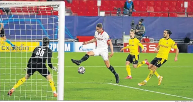  ?? FOTOS: ANTONIO PIZARRO ?? De Jong, en el momento de golpear la pelota, que acaba en el fondo de la portería de los alemanes.