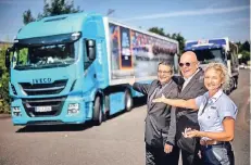  ?? RP-FOTO: RM- ?? Mit diesem Erdgas-Lkw transporti­ert Aldi Waren – auch nach Langenfeld. Kersten Kerl, Ralph Kenzler und Regina Ladewig (v. l.) stellten ihn vor.