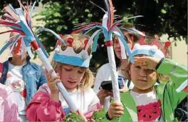  ??  ?? Wie jedes Jahr säumten auch diesmal wieder zahlreiche Kinder aus der Grundschul­e, passend zum Anlass des Nationalfe­iertags ausgerüste­t, die Rue de Stavelot.