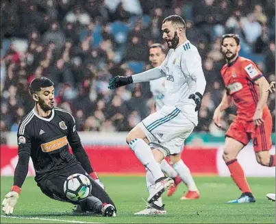  ?? FOTO: EFE ?? Karim Benzema supera a Rulli pero su disparo se estrellarí­a en el poste