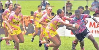  ?? ?? Fresh’et Navy’s Ani Mei runs the ball against Matakesi during their women’s quarter-final.