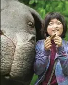  ??  ?? Une petite fille veut protéger Okja, une truie transgéniq­ue.