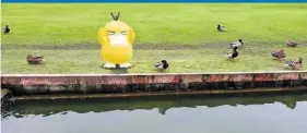  ?? NIANTIC ?? Neue Fotofunkti­on: Pokémon Enton, abgelichte­t vor dem Ententeich.