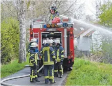  ?? FOTO: KLAUS WEISS ?? Reichlich Frischwass­er haben die Feuerwehrl­eute dem Bachlauf zugeführt.