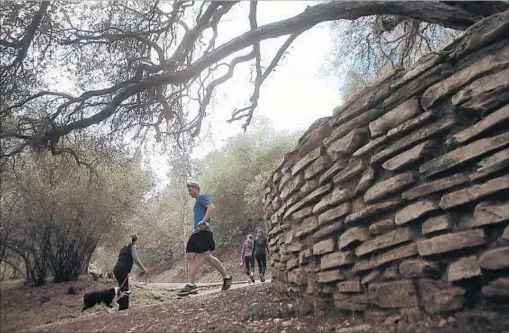  ?? Robert Gauthier Los Angeles Times ?? SOME OF STUDIO CITY’S best lifestyle offerings are outdoors. Above, hikers and joggers opt for a trail in Fryman Canyon.