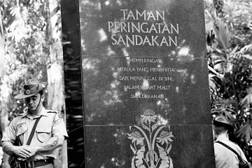  ??  ?? Australian soldiers pray in silence while keeping watch over fallen comrades at the Sandakan Day Memorial Service yesterday. Bernama photo