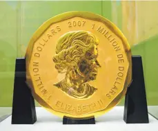  ?? FOTO: DPA ?? Die 100 Kilogramm schwere Goldmünze „Big Maple Leaf“, die aus dem Berliner Bode-Museum gestohlen wurde, ist vermutlich schon zerteilt und eingeschmo­lzen.