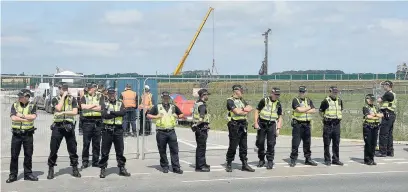  ??  ?? Police manning the shale gas fracking site in Little Plumpton, near Blackpool