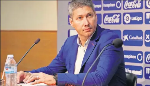  ??  ?? REPASO. Alfonso Serrano repasó ayer, de manera detallada, toda la actualidad deportiva del Tenerife tras un mal año deportivo.