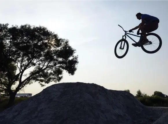  ?? AARON HARRIS PHOTOS/TORONTO STAR ?? A rider gets some air at Sunnyside Bike Park during the soft opening earlier this month. The city commission­ed bike park designer Jay Hoots to plan site at Lake Shore Blvd. W. and Ellis Ave.