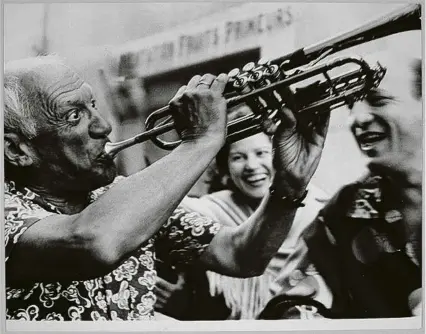  ?? © LUC FOURNOL/PHOTO 12 ?? El fotògraf Luc Fournol (1931-2007) va captar Picasso “tocant la trompeta al carrer Vallauris, el 4 d’agost del 1954