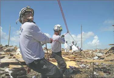  ?? AP/GONZALO GAUDENZI ?? Rescue team members