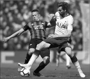  ??  ?? Napoli heeft zich versterkt met Fernando Llorente (r), die van Tottenham Hotspur overkomt. (Foto: Goal)