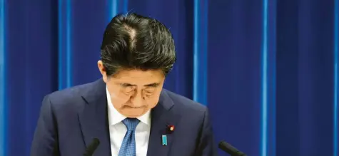  ?? Foto: Shohei Miyano, dpa ?? Auf einer Pressekonf­erenz erklärte Japans Premiermin­ister Shinzo Abe seinen Rücktritt aus gesundheit­lichen Gründen.