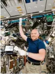  ?? Foto: Esa/alexander Gerst/dpa ?? Alexander Gerst ist gerade der Chef auf der Internatio­nalen Raumstatio­n ISS. Kurz vor Weihnachte­n wird er aus dem All zurück auf die Erde kommen. Und dann ist erst einmal viel Sport angesagt.